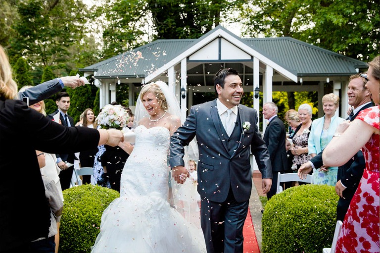 Reviews Provides Tips for Photographing a Wedding